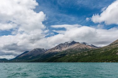 (Lago del Desierto çöl Gölü çevresinde buzullar)