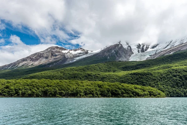 Les glaciers autour du lac du désert (Lago del Desierto ) — Photo