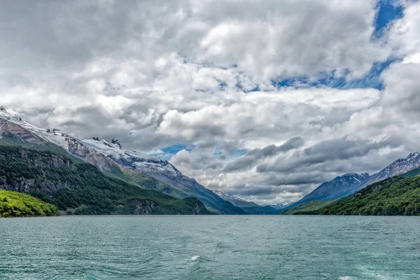 Les glaciers autour du lac du désert (Lago del Desierto ) — Photo