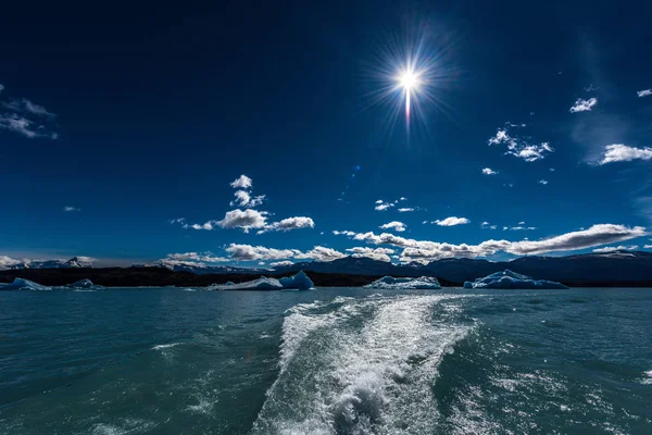 Ledovce v úplném jezero Argentina — Stock fotografie