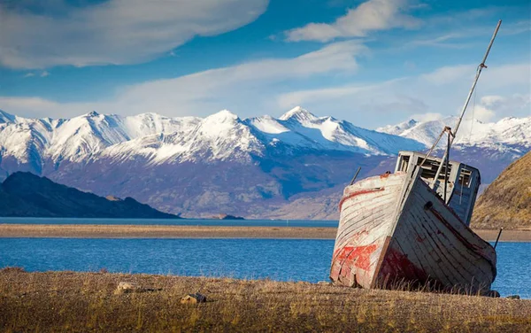 Tne Arjantin Gölü 'nde eski tekne — Stok fotoğraf