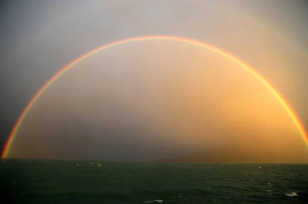 アルゼンチンの湖の虹 — ストック写真