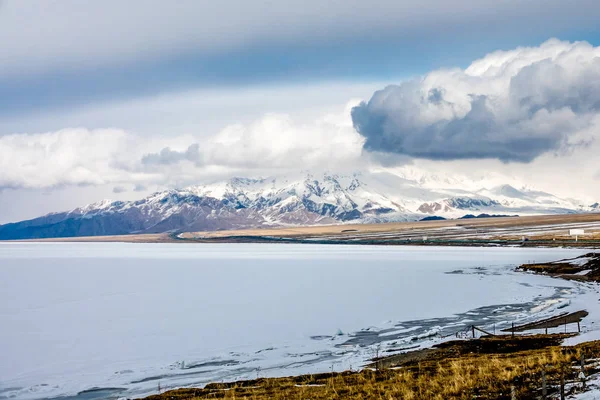 Le lac gelé Sailimu — Photo