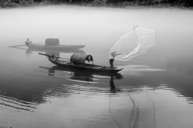 Misty küçük Dongjiang bir balıkçı