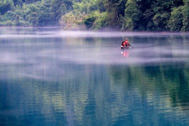 Misty küçük Dongjiang bir balıkçı