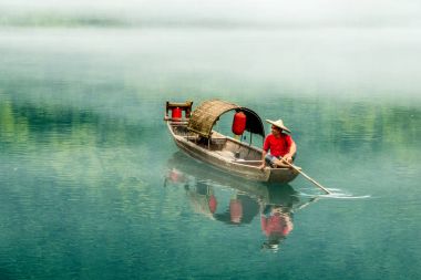 Misty küçük Dongjiang bir balıkçı