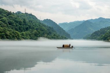 Misty küçük Dongjiang bir balıkçı