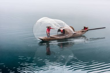 Misty küçük Dongjiang bir balıkçı