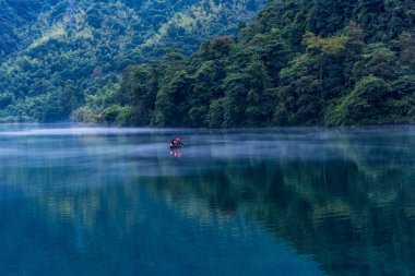 Misty küçük Dongjiang bir balıkçı