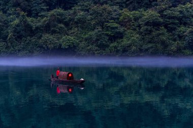 Misty küçük Dongjiang bir balıkçı