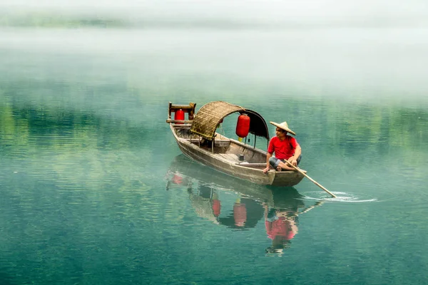 Misty küçük Dongjiang bir balıkçı