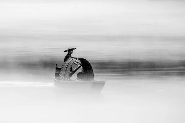 Un pêcheur du Misty Small Dongjiang — Photo