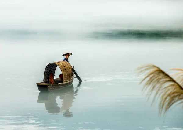 Un pescador del Misty Small Dongjiang —  Fotos de Stock