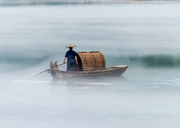 Un pêcheur du Misty Small Dongjiang — Photo