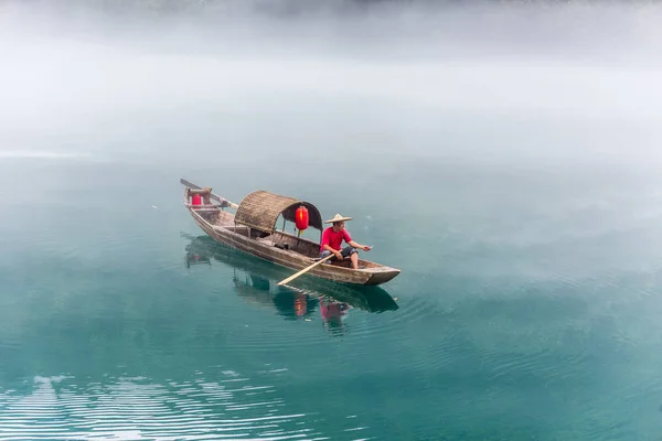 Um pescador da Misty Small Dongjiang — Fotografia de Stock