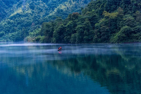 Misty küçük Dongjiang bir balıkçı