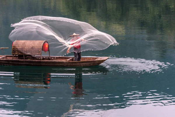 Misty küçük Dongjiang bir balıkçı