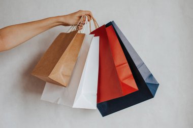 Alışveriş paketini elinde tutan mutlu kadın. Kese kağıdı. Mağazada indirim var. Moda dükkanındaki güzel genç kız. Müşteri satın alma hediyesi. Kara Cuma indirimi. Özel tatil indirimi, indirim. Piyasada bir kadın