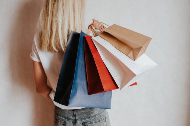 Alışveriş paketini elinde tutan mutlu kadın. Kese kağıdı. Mağazada indirim var. Moda dükkanındaki güzel genç kız. Müşteri satın alma hediyesi. Kara Cuma indirimi. Özel tatil indirimi, indirim. Piyasada bir kadın