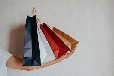 Alışveriş paketini elinde tutan mutlu kadın. Kese kağıdı. Mağazada indirim var. Moda dükkanındaki güzel genç kız. Müşteri satın alma hediyesi. Kara Cuma indirimi. Özel tatil indirimi, indirim. Piyasada bir kadın