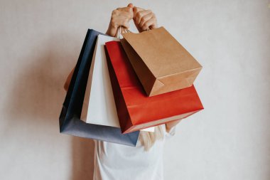 Alışveriş paketini elinde tutan mutlu kadın. Kese kağıdı. Mağazada indirim var. Moda dükkanındaki güzel genç kız. Müşteri satın alma hediyesi. Kara Cuma indirimi. Özel tatil indirimi, indirim. Piyasada bir kadın
