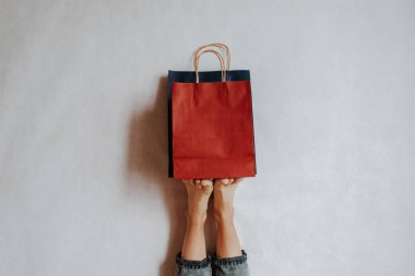 Alışveriş paketine tutunan mutlu kadın. Kese kağıdı. Mağazada indirim var. Moda mağazasının yaratıcı reklamı. Müşteri satın alma hediyesi. Kara Cuma indirimi. Özel tatil indirimi, indirim. Sezon anlaşması
