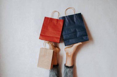 Alışveriş paketine tutunan mutlu kadın. Kese kağıdı. Mağazada indirim var. Moda mağazasının yaratıcı reklamı. Müşteri satın alma hediyesi. Kara Cuma indirimi. Özel tatil indirimi, indirim. Sezon anlaşması
