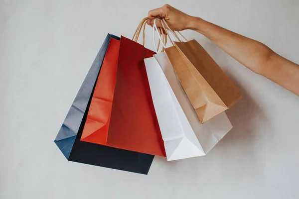 Glückliche Frau Mit Einkaufspaket Der Hand Papiertüte Vorhanden Verkauf Geschäft — Stockfoto