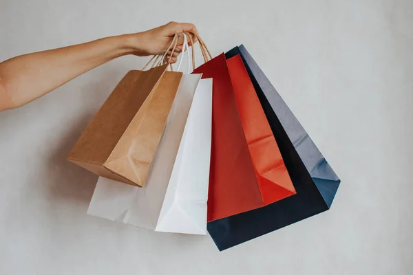 Mujer Feliz Sosteniendo Mano Paquete Compras Bolsa Papel Venta Tienda — Foto de Stock