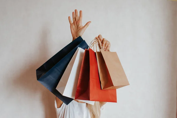 Glückliche Frau Mit Einkaufspaket Der Hand Papiertüte Vorhanden Verkauf Geschäft — Stockfoto