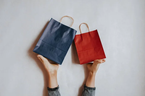 Glückliche Frau Die Auf Füßen Einkaufspaket Hält Papiertüte Verkauf Geschäft — Stockfoto