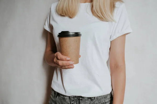 Mulher Segurando Xícara Papel Mão Com Café Chá Está Hora — Fotografia de Stock