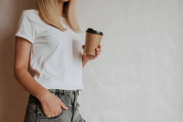Mulher Segurando Xícara Papel Mão Com Café Chá Está Hora — Fotografia de Stock