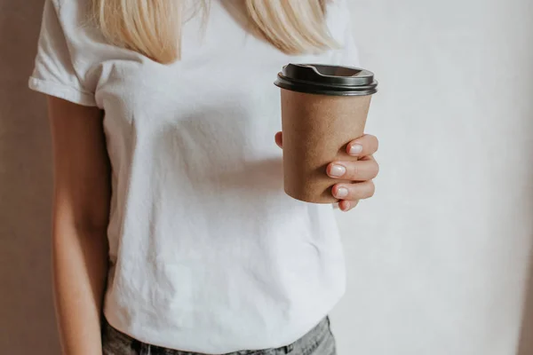 Mulher Segurando Xícara Papel Mão Com Café Chá Está Hora — Fotografia de Stock