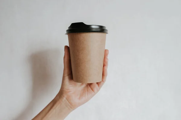 Mulher Segurando Xícara Papel Mão Com Café Chá Está Hora — Fotografia de Stock