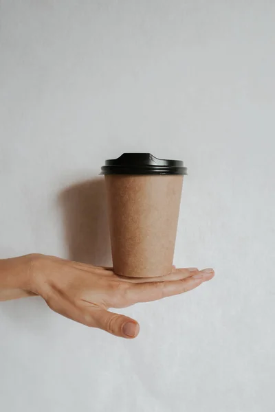 Mulher Segurando Xícara Papel Mão Com Café Chá Está Hora — Fotografia de Stock