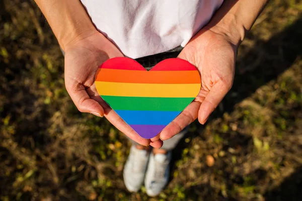 Femme Tient Dans Ses Mains Cœur Aux Couleurs Arc Ciel — Photo