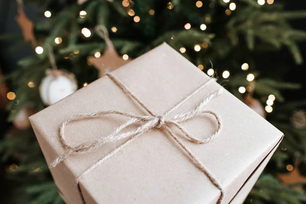 Homme Tient Cadeau Noël Entre Les Mains Joyeux Noël Boîte — Photo