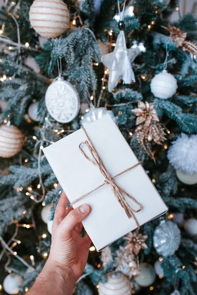 Homme Tient Cadeau Noël Entre Les Mains Joyeux Noël Boîte — Photo