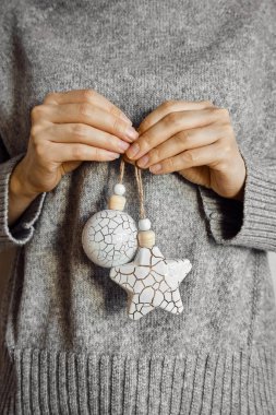 Kadının elinde çok güzel Noel oyuncakları var. Tatil sezonu. Yeni yıl ve mutlu Noeller. Sihir zamanı. Samimi bir kazak. Noel ağacı süslemesi. Kış kutlamanız kutlu olsun. Yeni yıl partisi