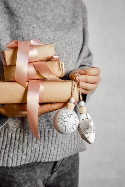 Жінка Тримає Різдвяний Подарунок Руках Щасливої Відпустки Сувенірної Коробки Сюрприз — стокове фото