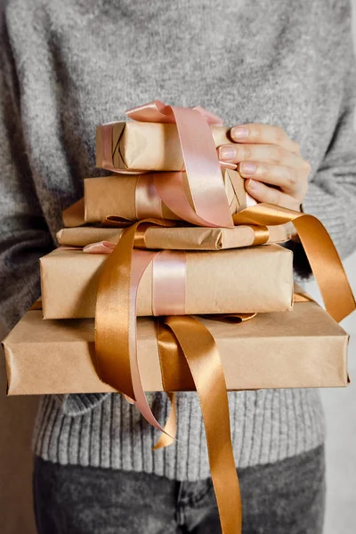 Femme Tient Cadeau Noël Entre Les Mains Joyeux Noël Boîte — Photo