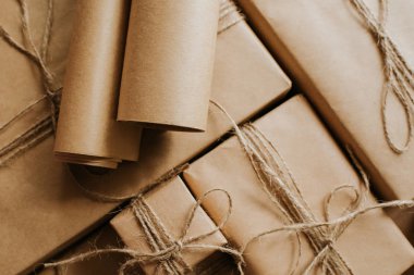 Hediye kutusu ambalajı. Kraft ambalaj kağıdı ve doğal sicim. Geri dönüşüm malzemesi. Mutlu bayramlar, sürpriz. Boks günü için hediyeler. Teslimat servisi, nakliye. El işi sanatları. Kutlama etkinliği