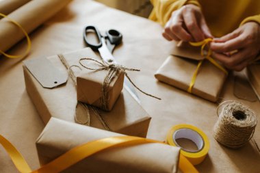 Kadın ambalaj kutusu. Kraft ambalaj kağıdı ve doğal sicim. Geri dönüşüm malzemesi. Mutlu bayramlar, sürpriz. Boks günü için hediyeler. Teslimat servisi, nakliye. El işi sanatları. Kutlama