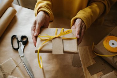 Kadın ambalaj kutusu. Kraft ambalaj kağıdı ve doğal sicim. Geri dönüşüm malzemesi. Mutlu bayramlar, sürpriz. Boks günü için hediyeler. Teslimat servisi, nakliye. El işi sanatları. Kutlama