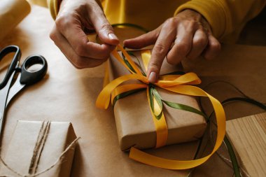 Kadın ambalaj kutusu. Kraft ambalaj kağıdı ve doğal sicim. Geri dönüşüm malzemesi. Mutlu bayramlar, sürpriz. Boks günü için hediyeler. Teslimat servisi, nakliye. El işi sanatları. Kutlama