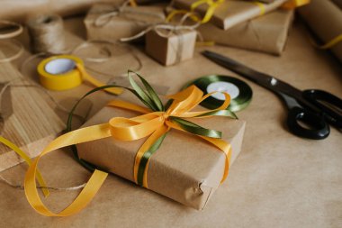Hediye kutusu ambalajı. Kraft ambalaj kağıdı ve doğal sicim. Geri dönüşüm malzemesi. Mutlu bayramlar, sürpriz. Boks günü için hediyeler. Teslimat servisi, nakliye. El işi sanatları. Kutlama etkinliği