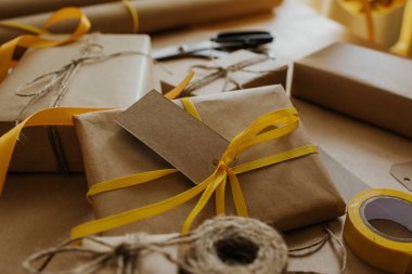 Hediye kutusu ambalajı. Kraft ambalaj kağıdı ve doğal sicim. Geri dönüşüm malzemesi. Mutlu bayramlar, sürpriz. Boks günü için hediyeler. Teslimat servisi, nakliye. El işi sanatları. Kutlama etkinliği