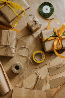 Hediye kutusu ambalajı. Kraft ambalaj kağıdı ve doğal sicim. Geri dönüşüm malzemesi. Mutlu bayramlar, sürpriz. Boks günü için hediyeler. Teslimat servisi, nakliye. El işi sanatları. Kutlama etkinliği