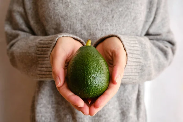 Uma Mulher Tem Abacate Verde Nas Mãos Abacate Close Fruta — Fotografia de Stock
